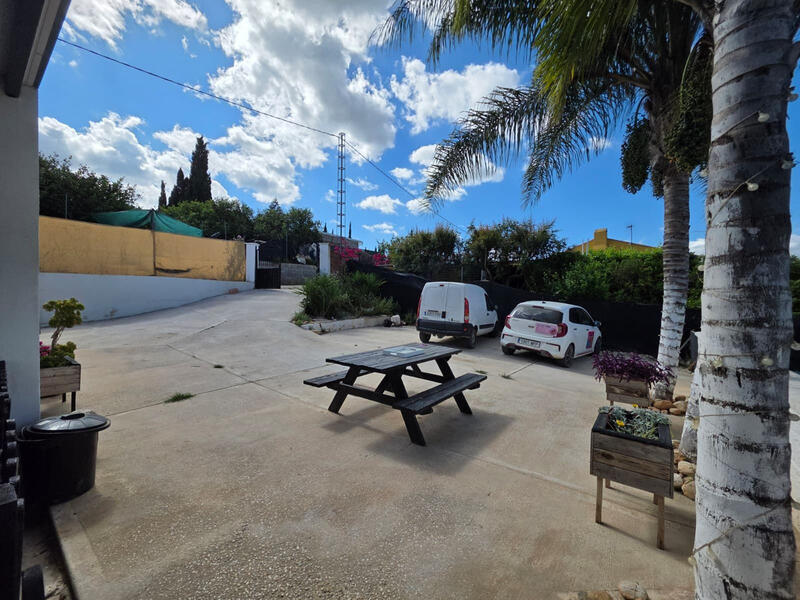 3 bedroom Commercial Property for sale