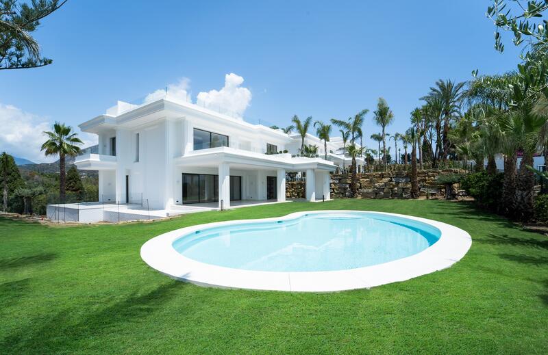 Villa for sale in Lomas de Marbella, Málaga