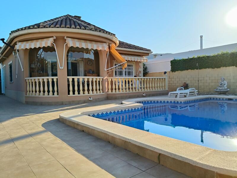 вилла продается в La Romana, Alicante