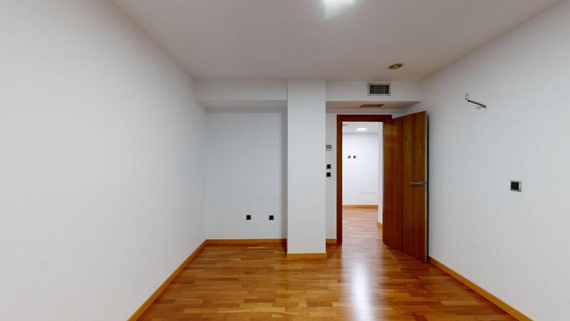5 bedroom Apartment for sale