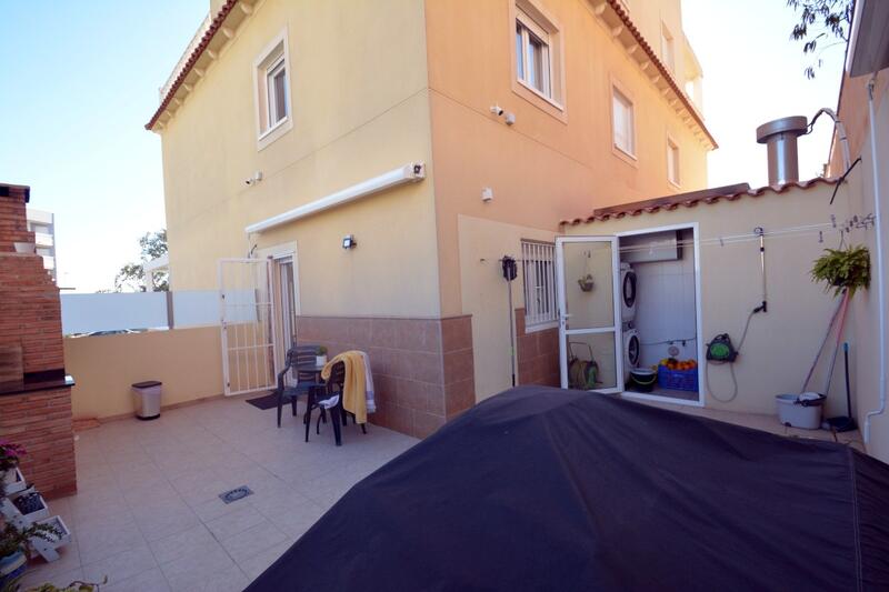 3 bedroom Townhouse for sale