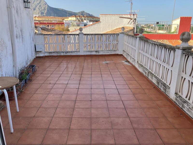 6 bedroom Townhouse for sale
