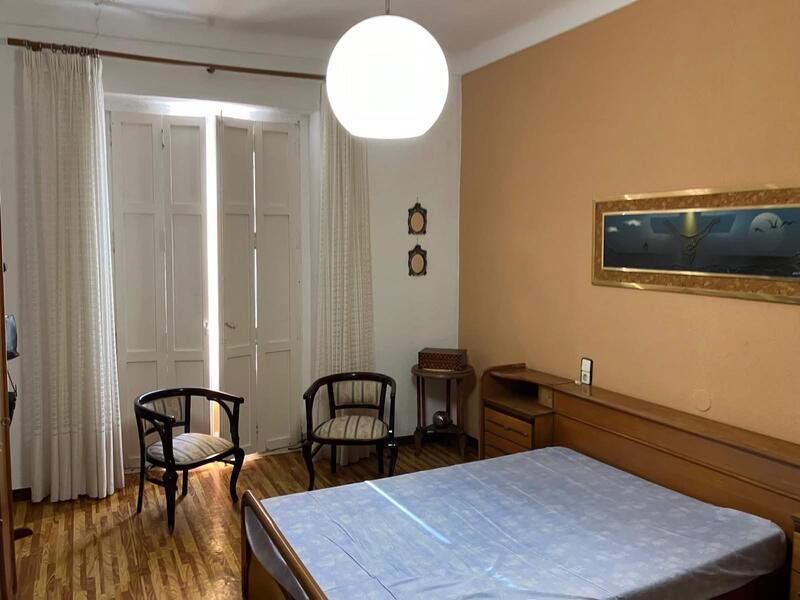 6 bedroom Townhouse for sale