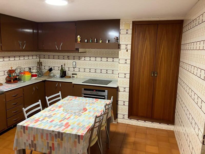 6 bedroom Townhouse for sale