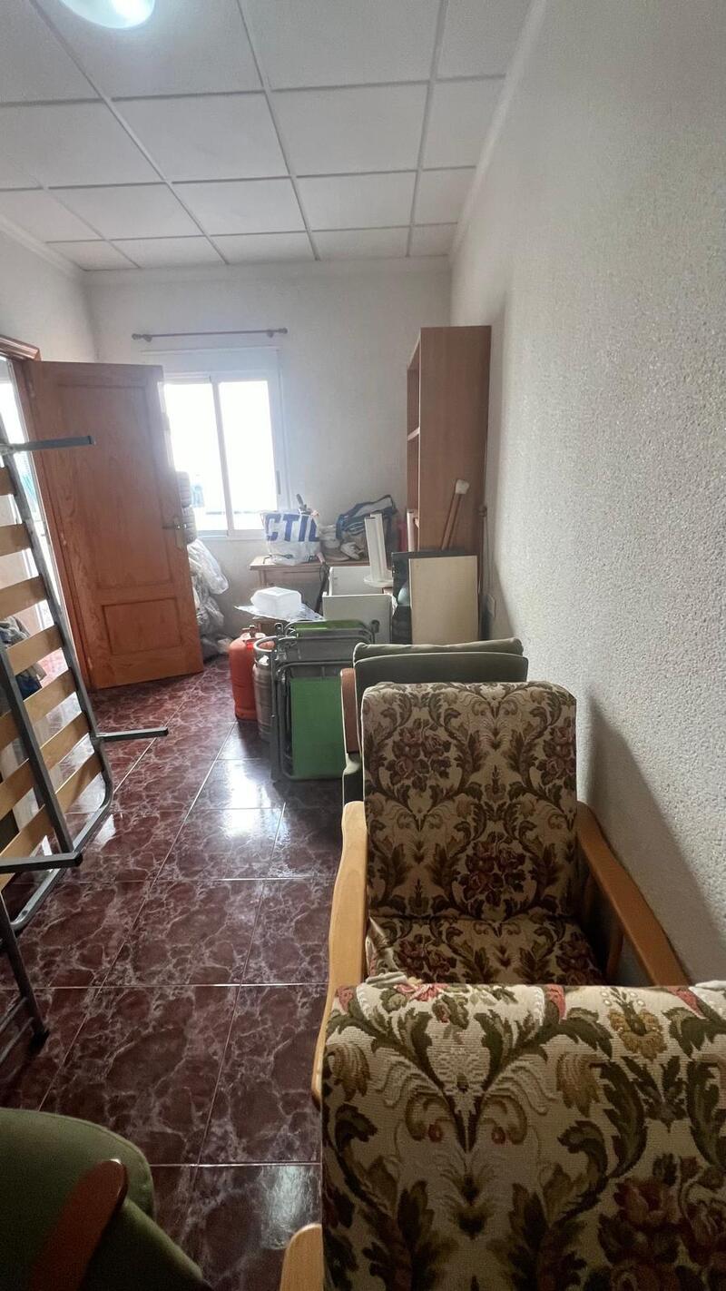 4 спальная комната городская тюрьма продается