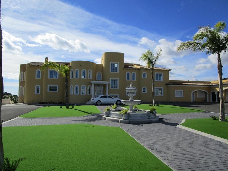 8 bedroom Villa for sale