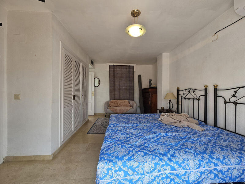 4 bedroom Townhouse for sale