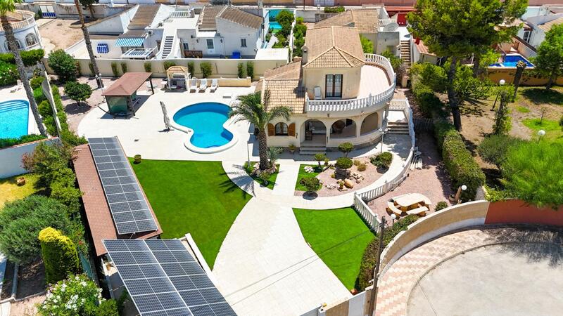 Villa en venta en Torrevieja, Alicante