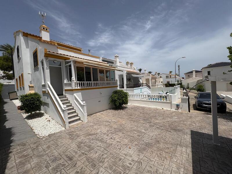 Villa til salgs i Villamartin, Alicante
