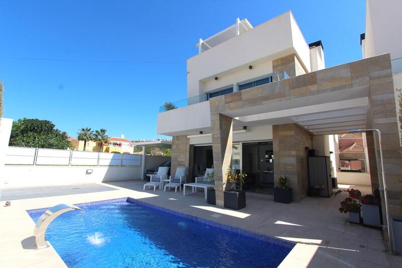 Villa til salgs i Villamartin, Alicante
