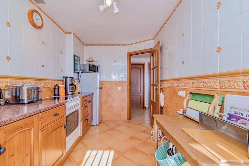 3 спальная комната городская тюрьма продается