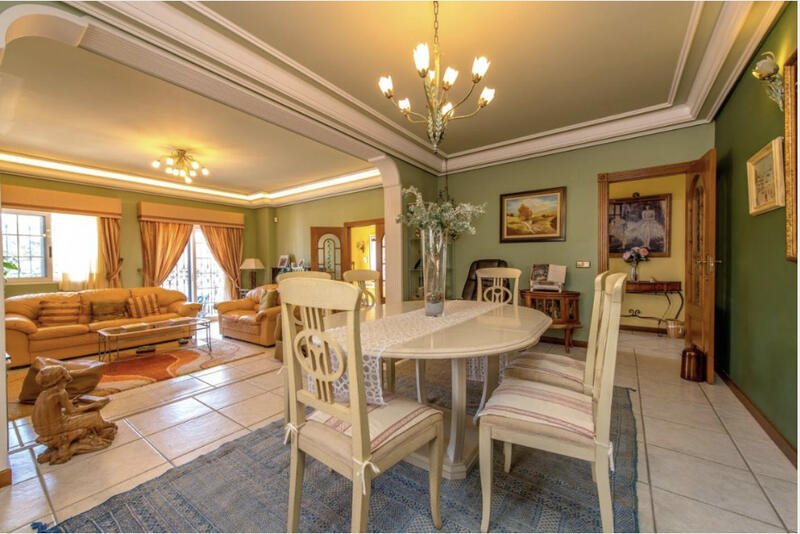 6 bedroom Villa for sale