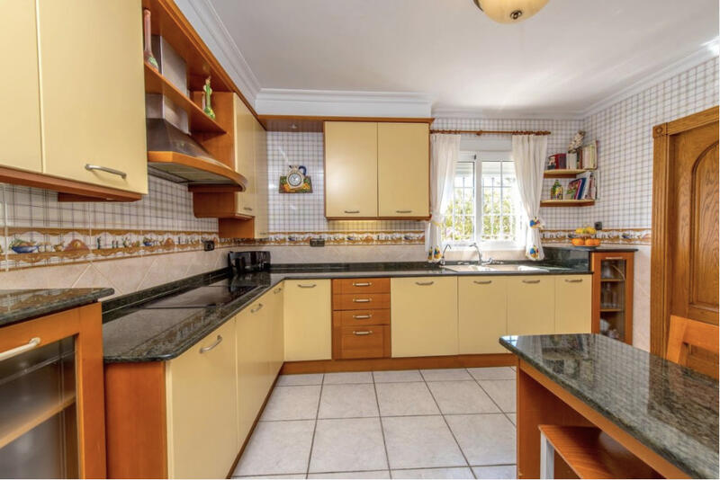 6 bedroom Villa for sale