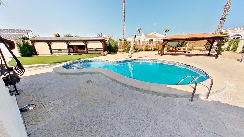 Villa til salg i Torrevieja, Alicante