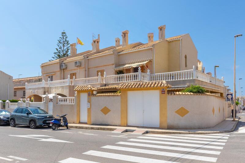 4 bedroom Townhouse for sale