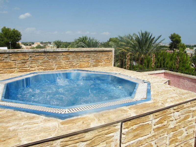6 bedroom Townhouse for sale