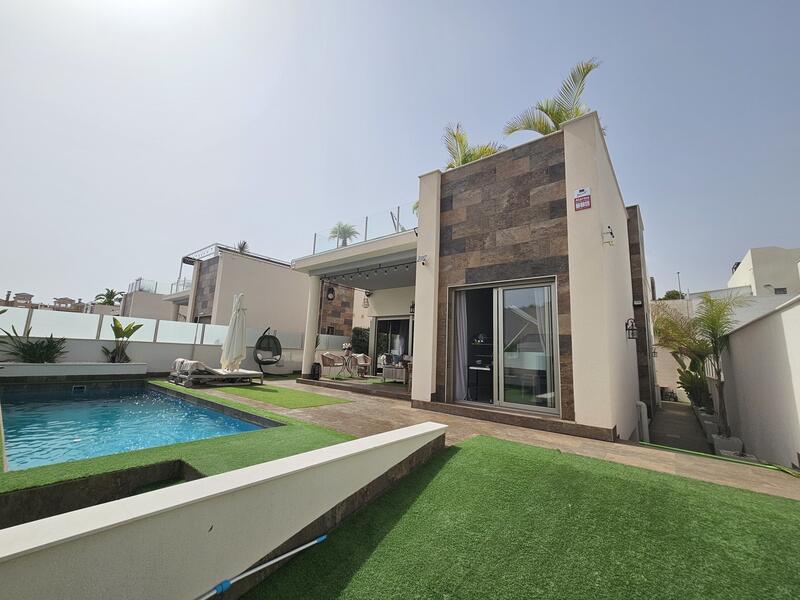 Villa Te koop in Villamartin, Alicante