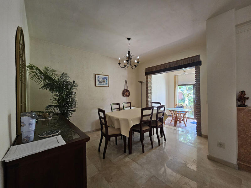 4 bedroom Townhouse for sale