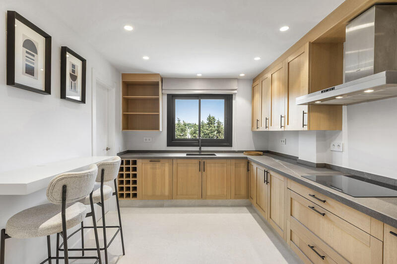 4 bedroom Townhouse for sale