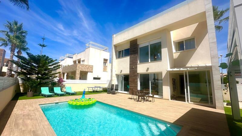 Villa til salgs i Torrevieja, Alicante