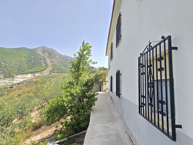 4 bedroom Townhouse for sale