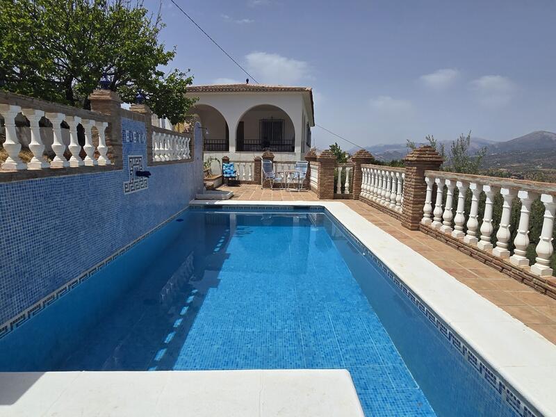 4 bedroom Townhouse for sale