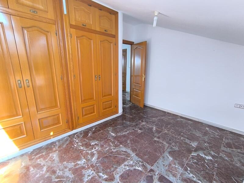 5 bedroom Townhouse for sale
