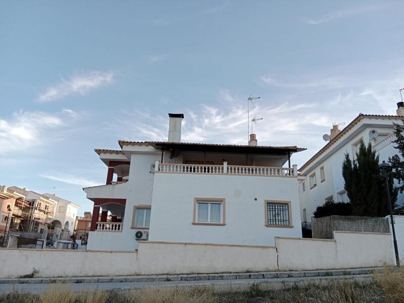 4 bedroom Townhouse for sale