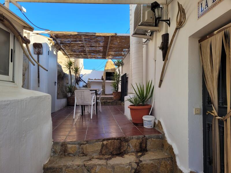2 bedroom Townhouse for sale