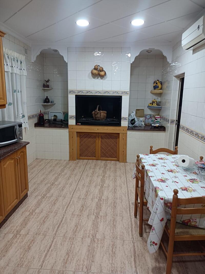 4 bedroom Townhouse for sale