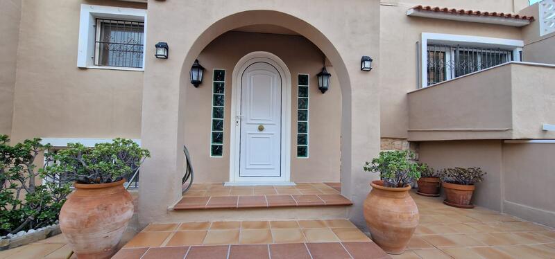 6 bedroom Townhouse for sale