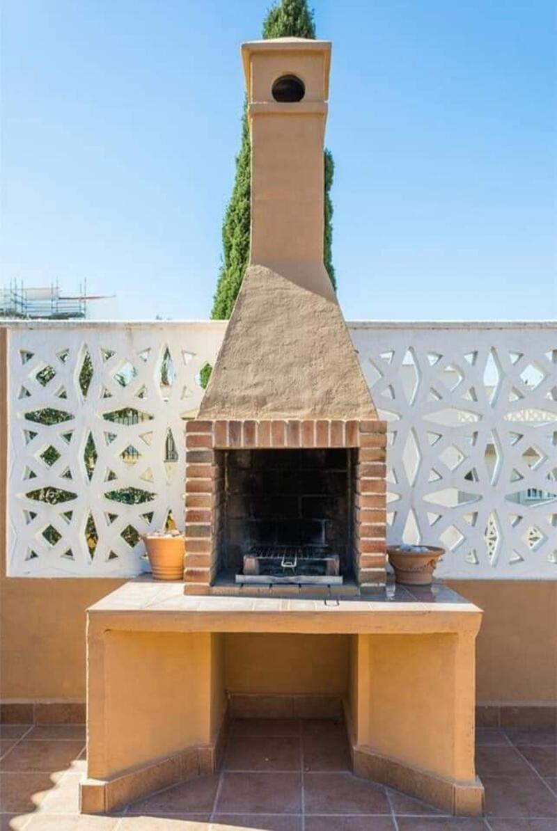 6 bedroom Townhouse for sale