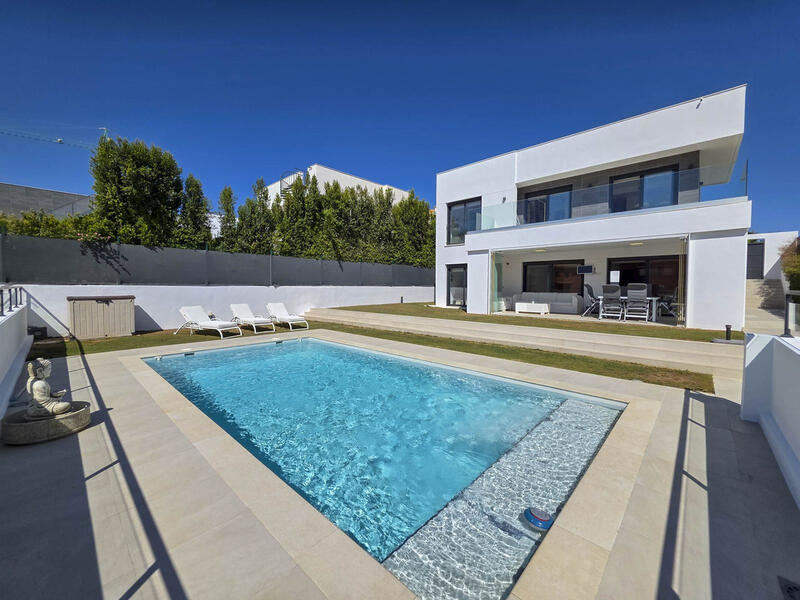 Villa for sale in La Duquesa, Málaga