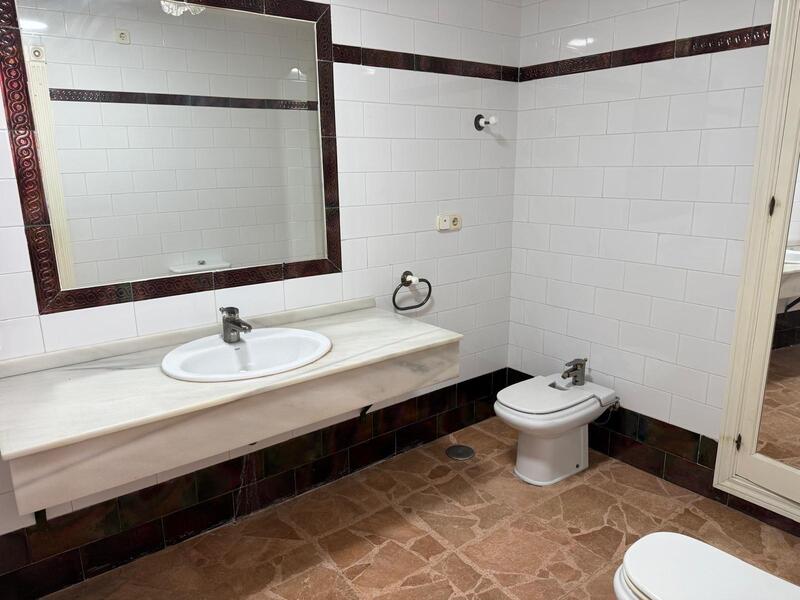 5 bedroom Apartment for sale