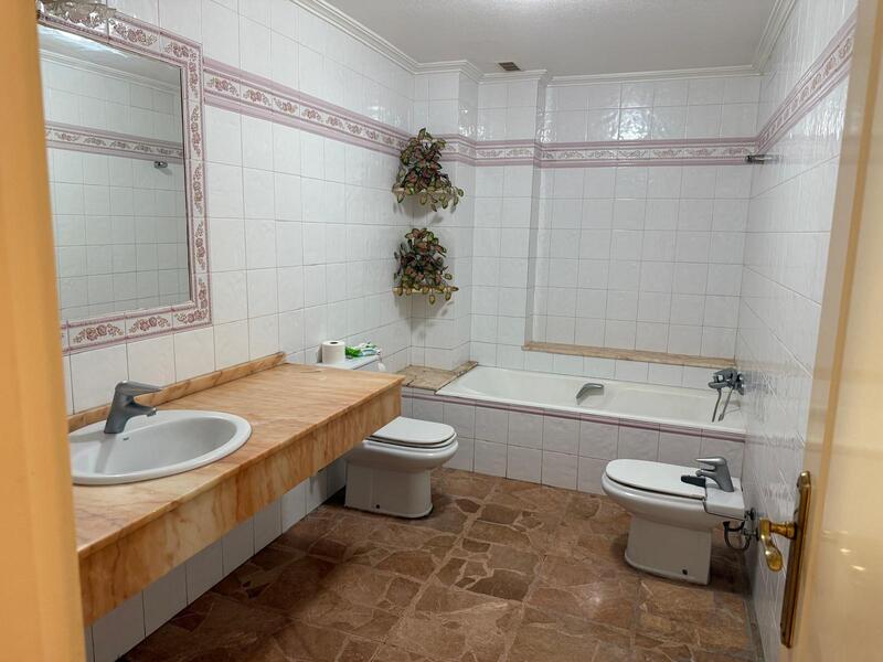 5 bedroom Apartment for sale