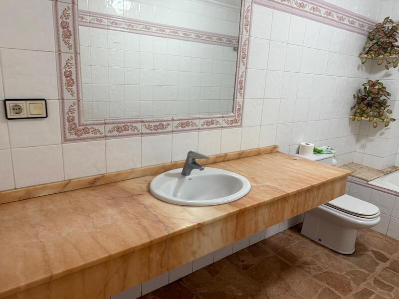 5 bedroom Apartment for sale