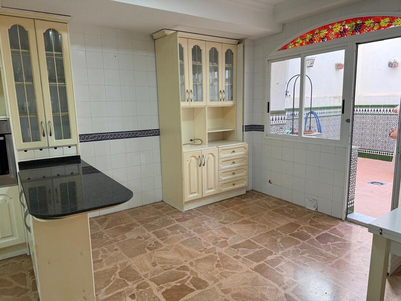 5 bedroom Apartment for sale
