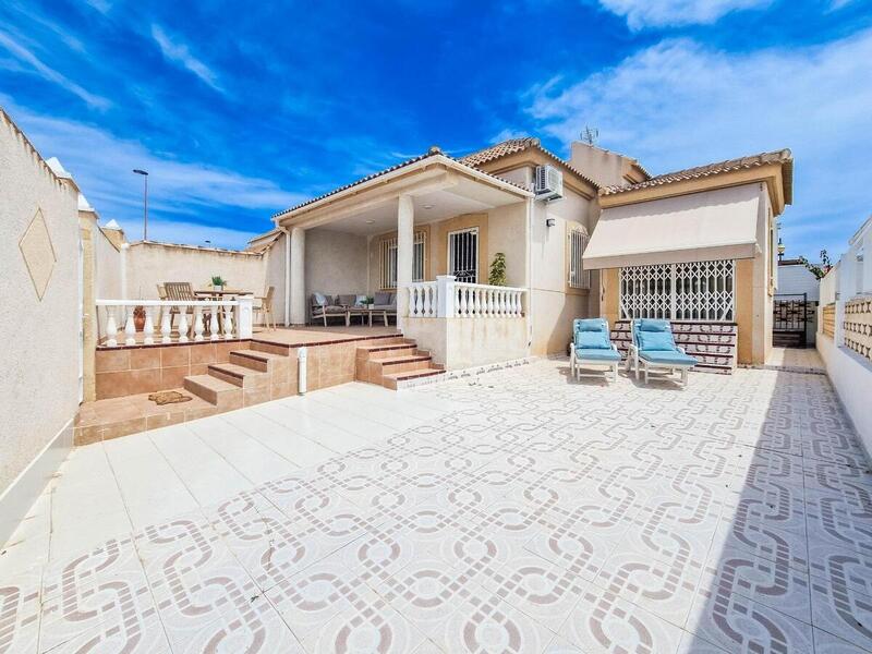 Villa til salgs i Torrevieja, Alicante