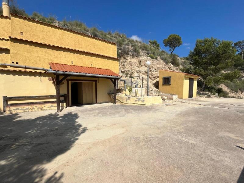3 bedroom Commercial Property for sale