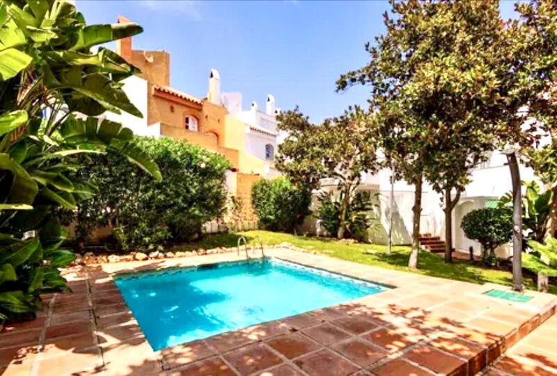 5 bedroom Townhouse for sale