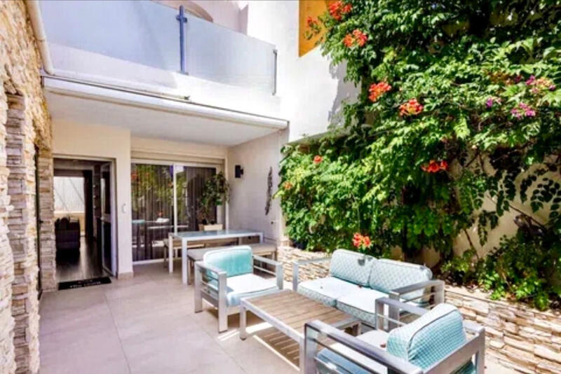 5 bedroom Townhouse for sale