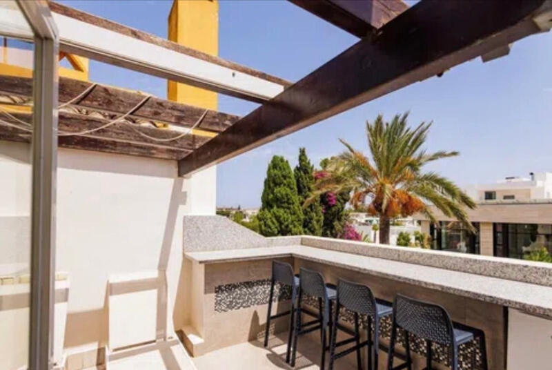 5 bedroom Townhouse for sale