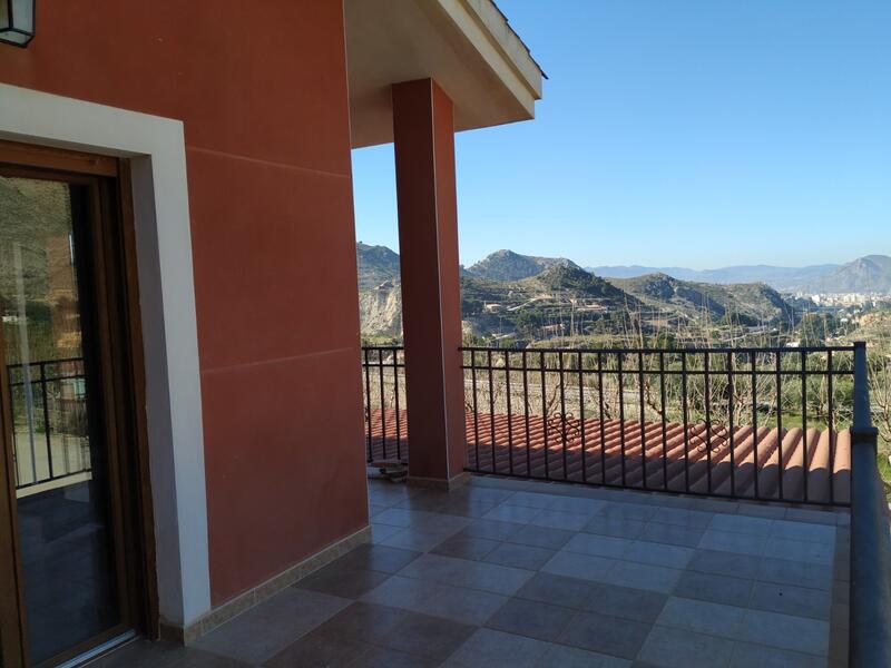 Villa en venta en Petrer, Alicante