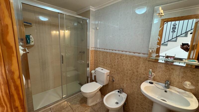 2 chambre Local Commercial à vendre