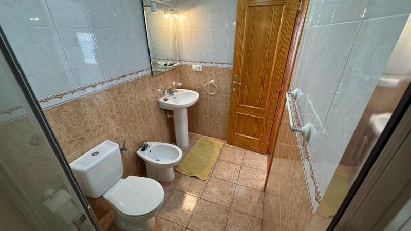 2 chambre Local Commercial à vendre
