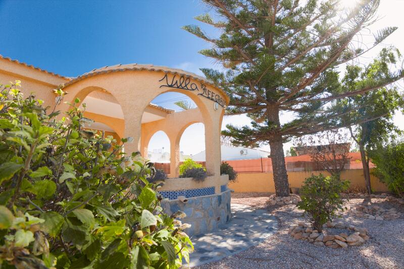 Villa zu verkaufen in La Siesta, Alicante