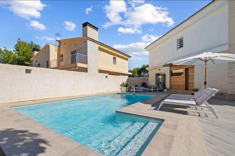 вилла продается в l'-Playa Alfas del Pí, Alicante