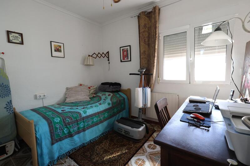 4 спальная комната городская тюрьма продается