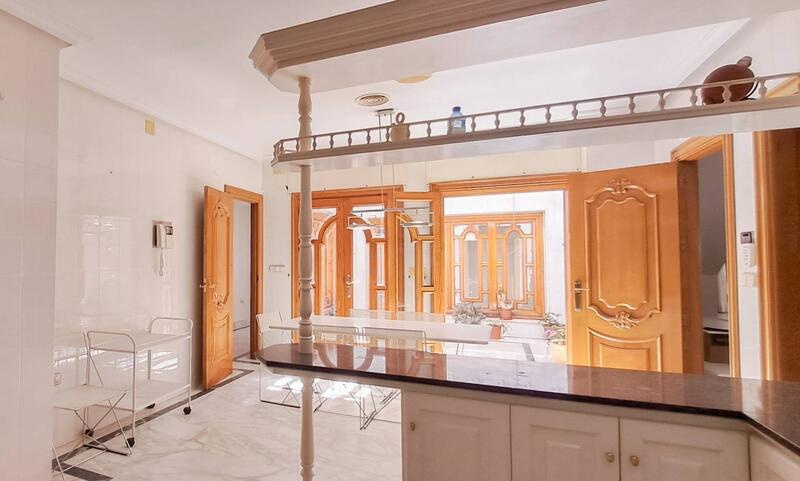 6 bedroom Apartment for sale