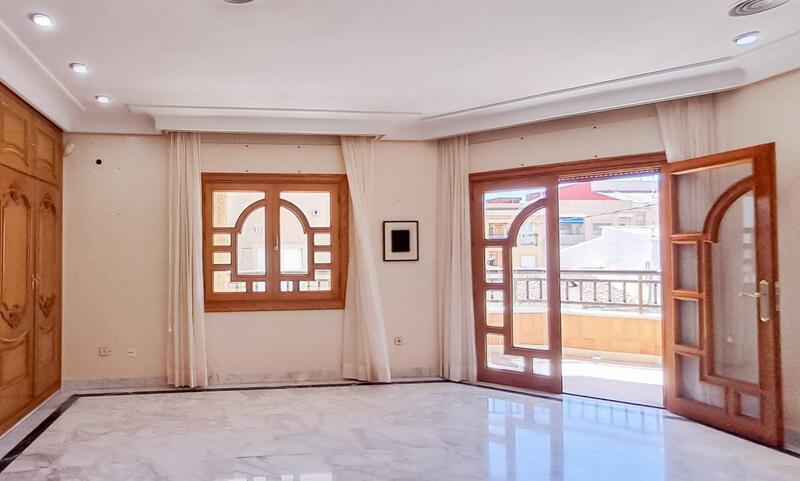 6 bedroom Apartment for sale